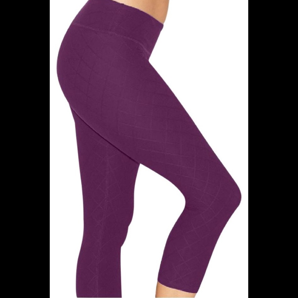 Beyond Yoga quilted mid-rise capri dark purple size M